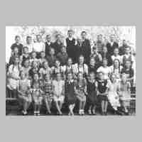 094-0033 Die vierte Klasse der Volksschule Schirrau im Jahre 1941 mit ihrem Lehrer Hans Pudlich.jpg